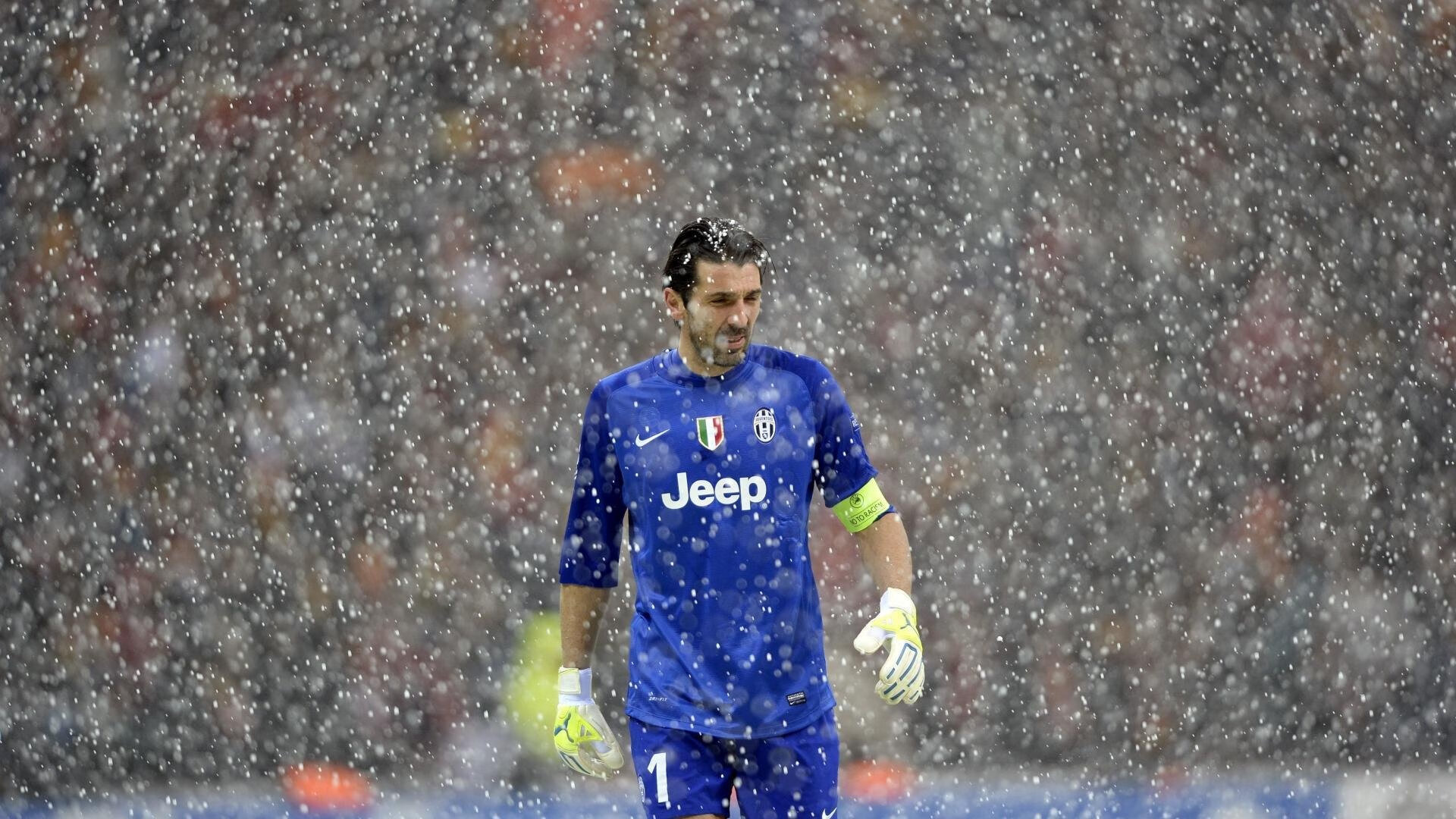 球员家庭温情故事引网友共鸣，足球球星家境