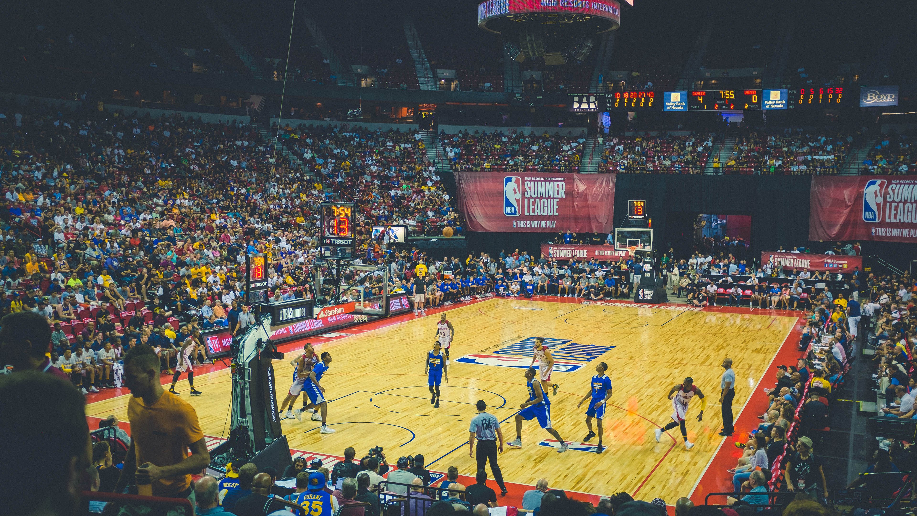 奋斗的青春在篮筐下闪光，奋斗的青春路